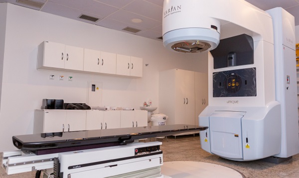  Hospital Amaral Carvalho inaugura equipamento de radioterapia