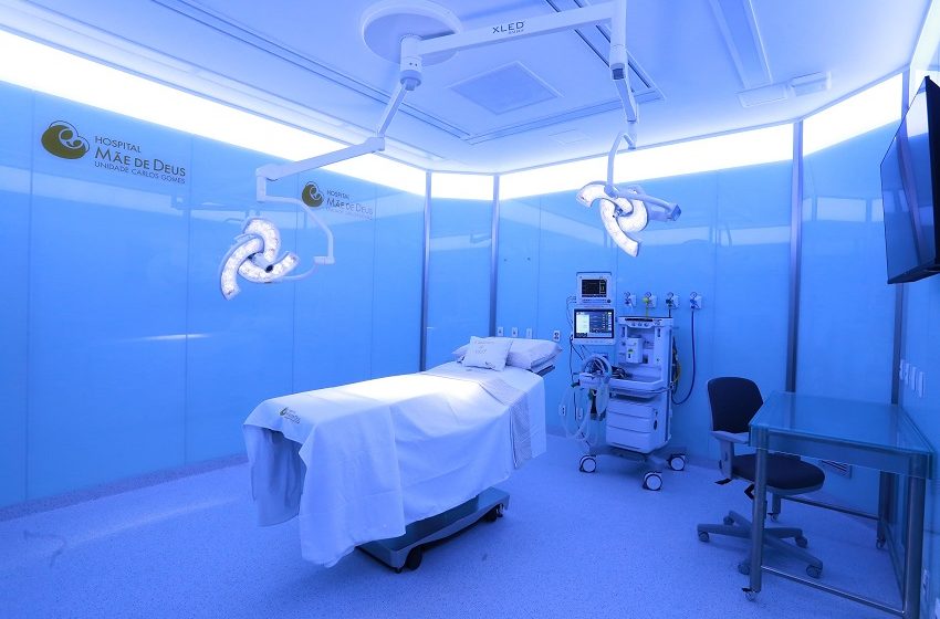  Hospital Mãe de Deus inaugura sala cirúrgica inédita no Brasil
