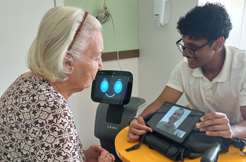  Robô social auxilia idosos de Residencial em São Paulo a usar aplicativos