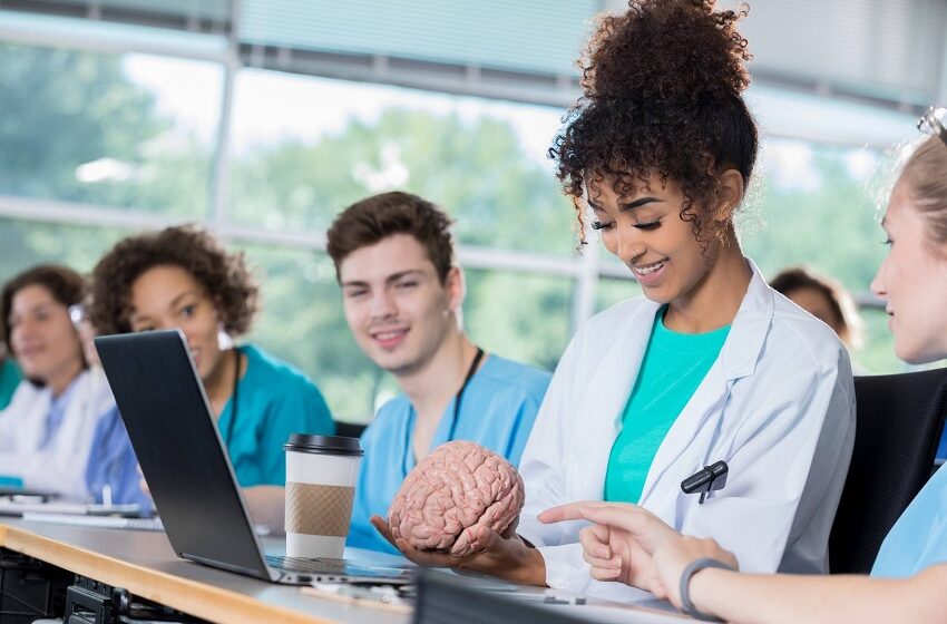  Enamed leva 30% dos cursos de medicina à reavaliação