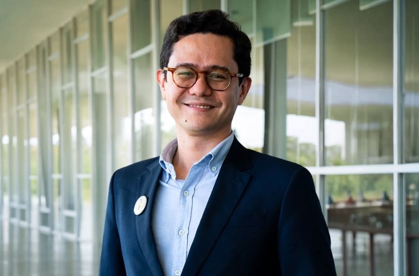  Davi Uemoto assume a presidência da ABIIS
